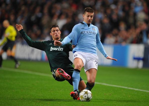 足球英超裁判再陷争议，赛后官方急发声明（英超裁判再惹争议，赛后官方火速回应）