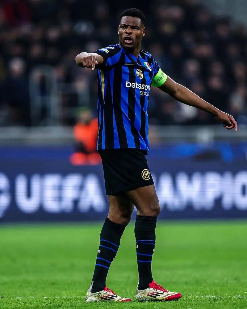 苏格兰女足队长卡思伯特与中国队比赛时头部受伤，被紧急送医