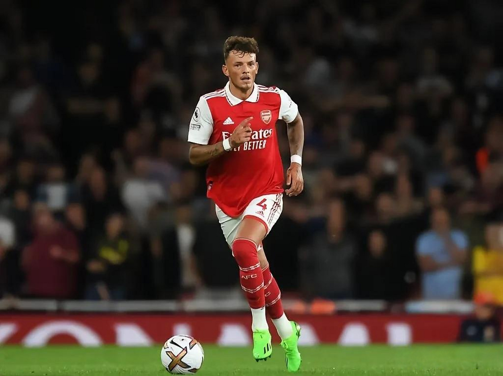 皇马内乱升级！阿隆索失控更衣室，库尔图瓦孤独发声背后的真相（皇马风波升级：阿隆索难控更衣室，库尔图瓦孤身发声背后真相）