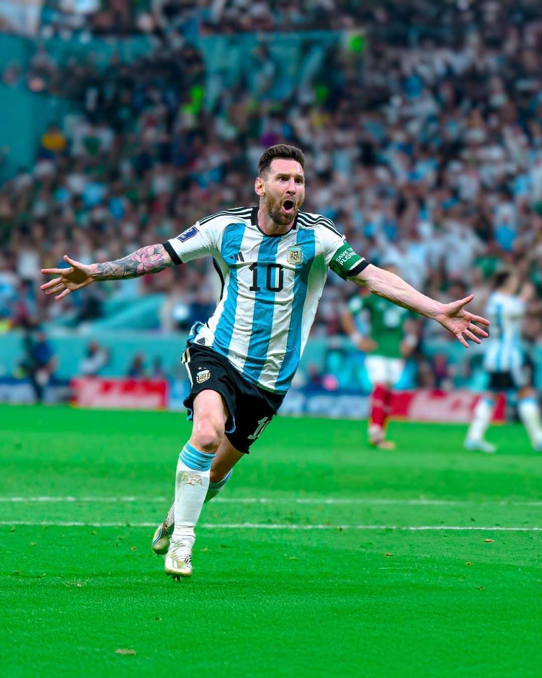 这位前锋的跑动太勤快了（这名前锋的跑动十分积极）