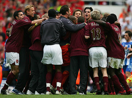 阿森纳签下厄瓜多尔双胞胎球员，未来有望助力球队夺冠，彰显俱乐部长期发展策略。（阿森纳官宣引进厄瓜多尔双胞胎新星，助力冲冠并凸显俱乐部长远布局）