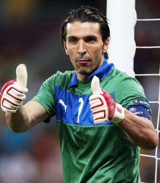 爱美的年纪？亚马尔接受护发和痤疮治疗，全身心做好自我养护（青春爱美正当时：亚马尔进行护发与祛痘护理，专注全方位自我管理）