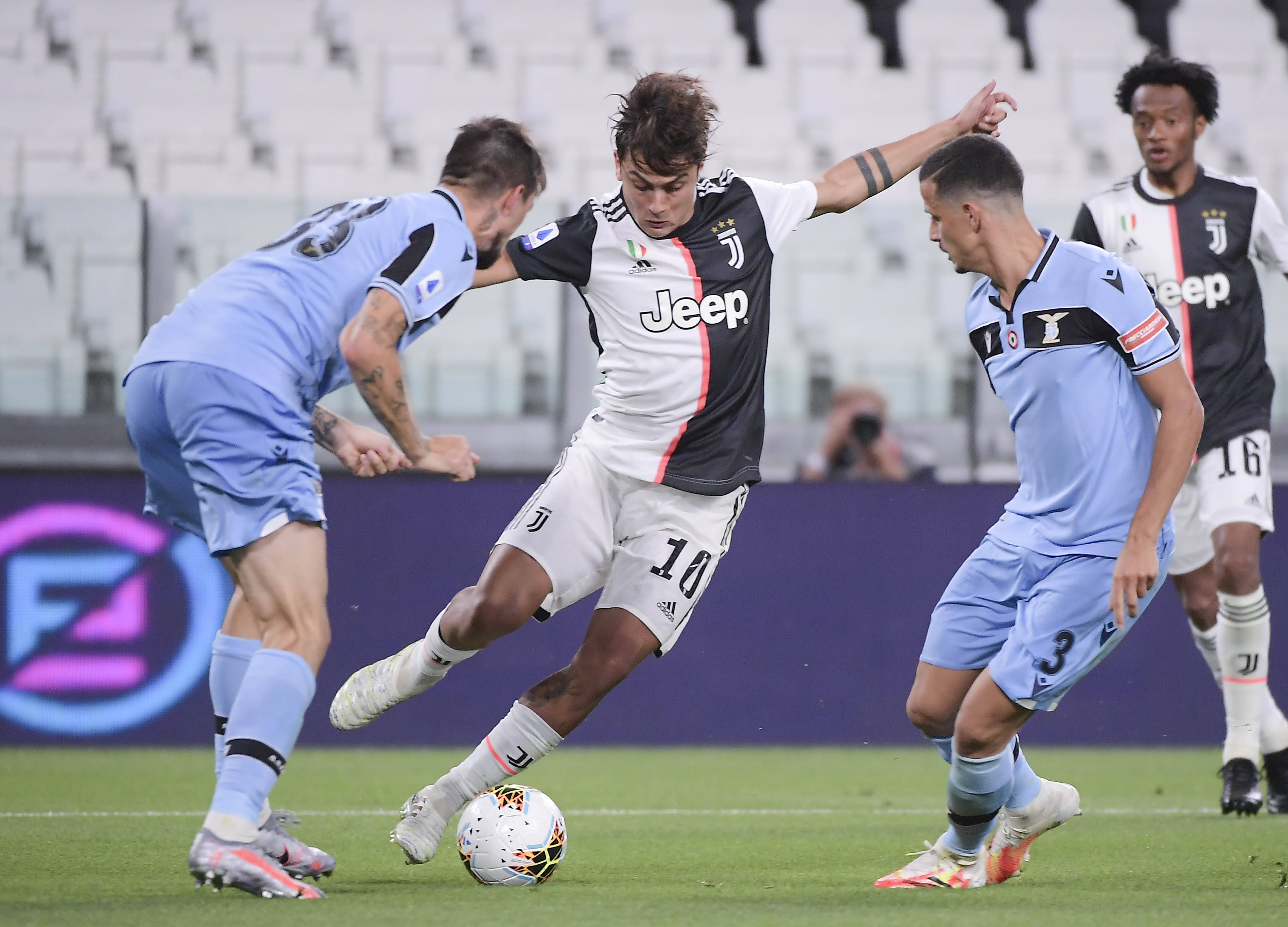 科曼称赞阿尔克马尔19岁中场斯密特：他身上的特质像佩德里（科曼点赞阿尔克马尔19岁新星斯密特：身上有佩德里的影子）