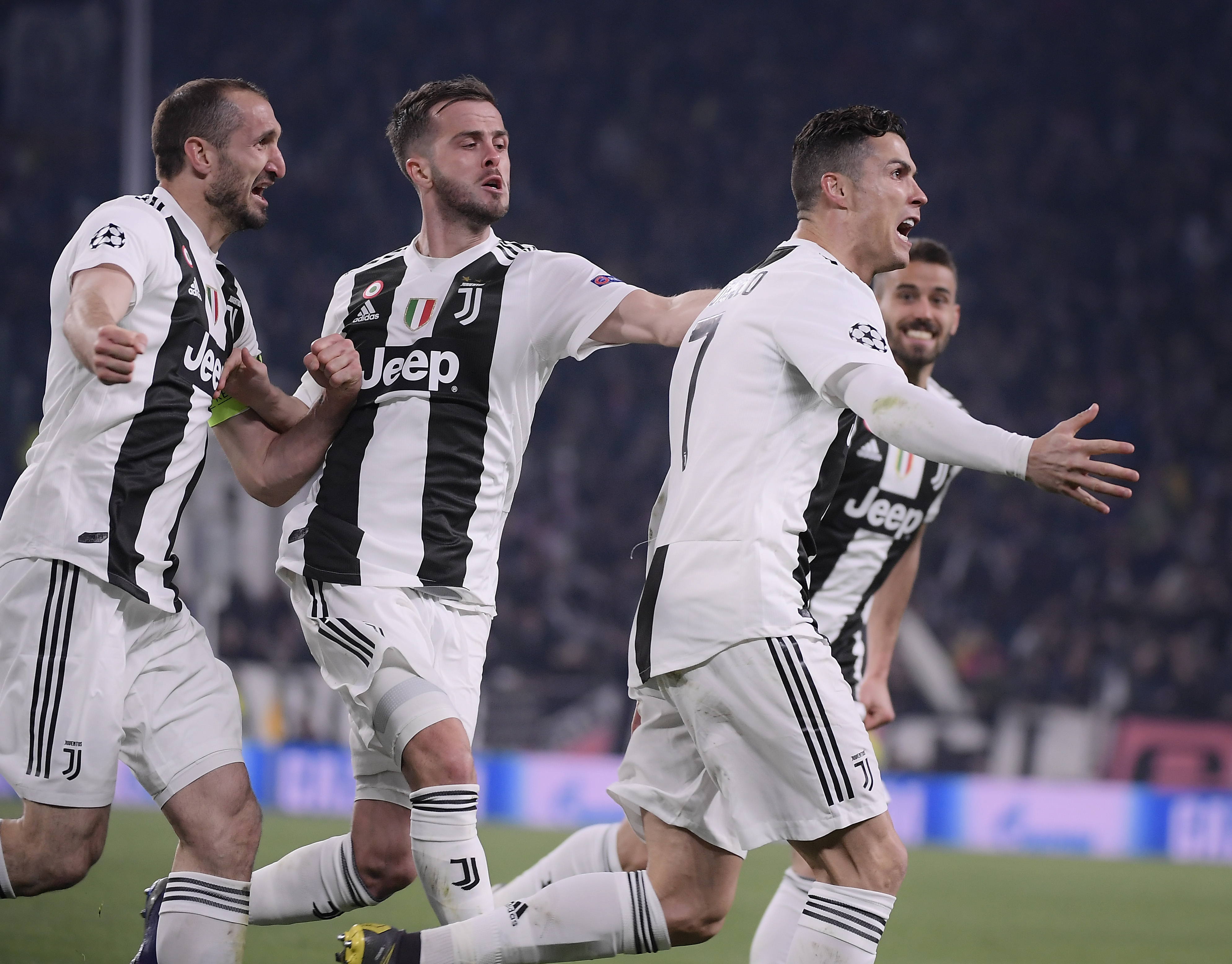 拜仁CEO：我希望续约于帕梅卡诺，卡尔为青训球员树立榜样（拜仁高层：希望续签于帕梅卡诺，卡尔是青训球员的楷模）