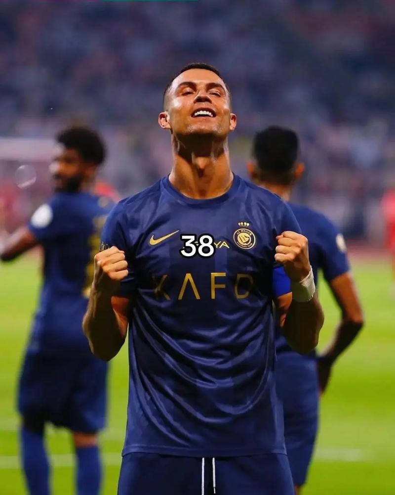 意甲三分制时代以来，米兰前14轮拿超过30分最终都排名前三（意甲三分制以来，米兰前14轮30分以上的赛季最终全部跻身前三）